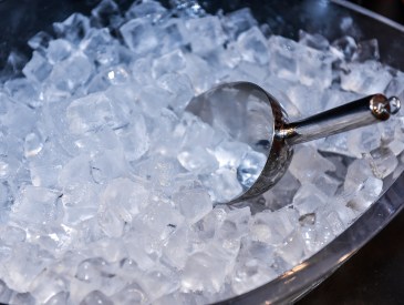 Ice with scoop