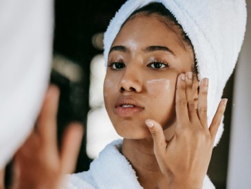 woman using Bubble Skincare Deep Dive Exfoliating Mask